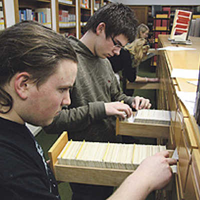 Jeder Zettel steht für ein Buch:?Jan Bodtländer (vorn) und Nico Thömmes suchen in den Karteikästen der Stadtbibliothek nach älterer wissenschaftlicher Literatur.