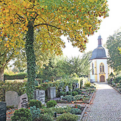 Auf den Trierer Friedhöfen, darunter hinter der Abtei St. Matthias (Foto), werden immer weniger Flächen für Sargbestattungen und große Familiengräber benötigt. Hinzu kommt der Trend zur Urnenbeisetzung.