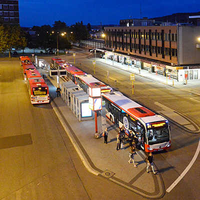 Sternbusse der Stadtwerke treffen sich an dem innerstädtischen Knotenpunkt vor dem Hauptbahnhof. Der neue Fahrplan verbessert die Vertaktung mit den Regionalexpresszügen. Foto: SWT