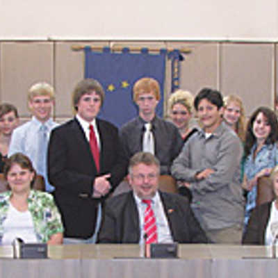 Junge Texaner aus Fort Worth besichtigen gemeinsam mit ihren deutschen Gastgebern Trier und besuchten auch das Rathaus.