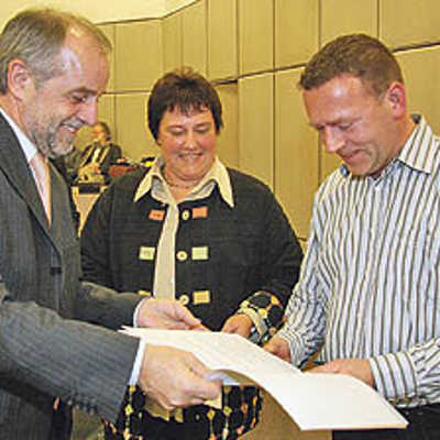 OB KLaus Jensen (l.) überreicht Urkunden für ehrenamtliches Engagement an Jutta und Werner Lamberty. Das Ehepaar engagiert sich seit vielen Jahren beim Malteser Hilfsdienst Trier-Irsch.