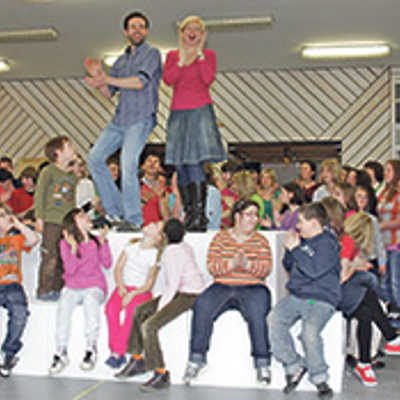 Gemeinsam mit Papageno (Amadeu Tasca, links oben) und Papagena (Evelyn Czesla) haben die Schüler und Lehrer der Porta Nigra-Schule viel Spaß bei den Proben.