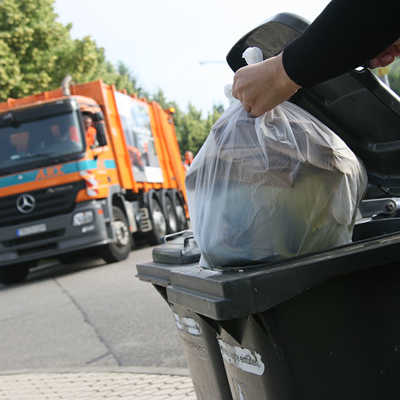 Mehr als die Hälfte der Kunden in den vor knapp drei Jahren hinzugekommenen Landkreisen rund um Bitburg, Wittlich und Daun halten den Zweckverband für ein privates Unternehmen zur Müllentsorgung. Archivfoto: A.R.T.