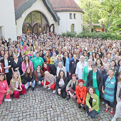 Fast 300 Frauen- und Gleichstellungsbeauftragte kamen am Tagungsort in Leipzig zusammen. Neben der Demonstration entstand auch ein Gruppenbild vor der Kongresshalle am Zoo. Foto: BAG#Huebner