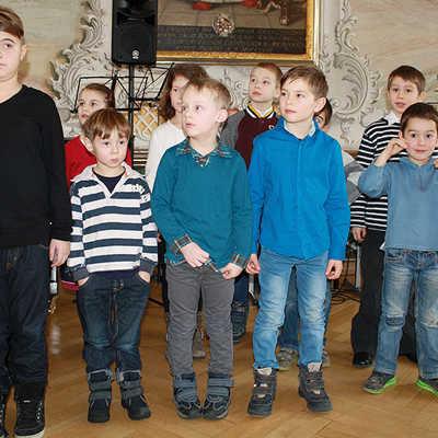 Erstmals trat eine Gruppe der im Herbst gegründeten Singschule (Foto links) beim Neujahrskonzert auf. Das Gemeinschaftsprojekt mit den Trierer Sängerknaben richtet sich an Kinder zwischen sechs und zwölf Jahren. Foto: Karl-Berg-Musikschule 