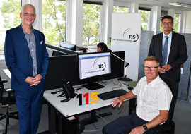 OB Wolfram Leibe (l.) und Landrat Günther Schartz (r.) besuchen das Servicecenter und gratulieren dessen Leiter Karl-Heinz Hochscheidt zum zehnjährigen Bestehen der Einrichtung.