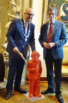 Theo Gimmler überreicht Bürgermeister Jack Mikkers eine Marx-Figur. Foto: privat