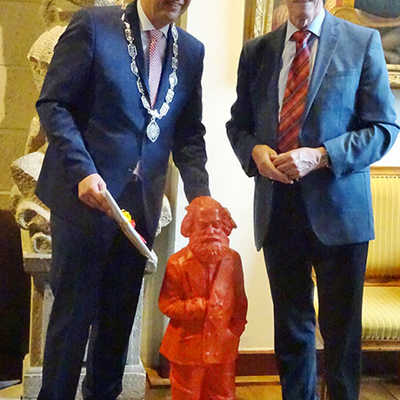 Theo Gimmler überreicht Bürgermeister Jack Mikkers eine Marx-Figur. Foto: privat
