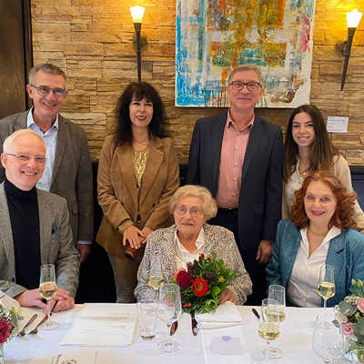 Oberbürgermeister Wolfram Leibe (links, sitzend) und Jürgen Plunien, Ortsvorsteher von Mariahof (links, stehend), überbrachten Ilse Eberhard (Mitte) aus Mariahof zu ihrem 100. Geburtstag am vergangenen Sonntag die allerbesten Glückwünsche. Foto: Privat