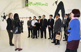 Chinesische Besuchsgruppe in der Europäischen Kunstakademie