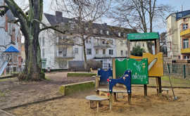 Ein von Wohnhäusern umgebener Spielplatz