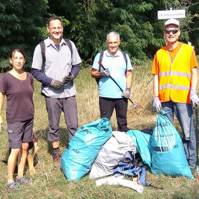 Umweltkoordinator Johannes Hill (Bild l., rechts) sammelte mit seiner Gruppe in Ehrang den achtlos weggeworfenen Müll auf. Foto: privat