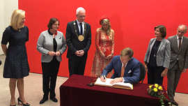 Der niederländische König Willem-Alexander trägt sich in das Goldene Buch der Stadt Trier ein. Der niederländische König Willem-Alexander trägt sich in das Goldene Buch der Stadt Trier ein.