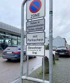 Verkehrsschilder mit Hinweisen zum Bewohnerparken
