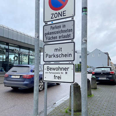 Verkehrsschilder weisen die Zonen aus, in denen mit dem Bewohnerausweis geparkt werden kann.