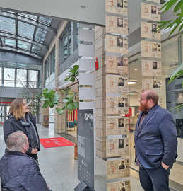 Das Bild zeigt drei Personen die Ausstellungsobjekte betrachten.