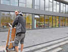 Sebastian Barth von der Umzugsfirma Knaf bringt Mobiliar in die Klassenräume des erweiterten Schulgebäudes am Estricher Weg. Der Anbau besticht durch seine Glasfassade.