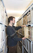 Im Hauptgebäude an der Weberbach nutzen Archivar Tobias Teyke und seine Kollegen wegen der beengten Platzverhältnisse Rollregale, die flexibel verschoben werden. Sie sind aber relativ schwer und können daher aus statischen Gründen nicht überall eingesetzt werden.