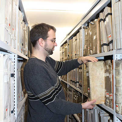 Im Hauptgebäude an der Weberbach nutzen Archivar Tobias Teyke und seine Kollegen wegen der beengten Platzverhältnisse Rollregale, die flexibel verschoben werden. Sie sind aber relativ schwer und können daher aus statischen Gründen nicht überall eingesetzt werden.