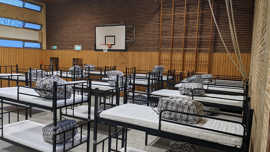 In der Turnahlle der Geschwister-Scholl-Schule stehen rund 50 Doppel-Stockbetten.