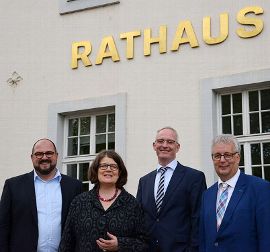 Stadtvorstand vor Rathaus