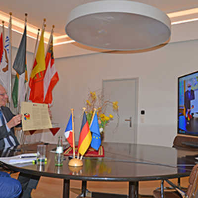 OB Wolfram Leibe (l.) und sein Metzer Amtskollege François Grosdidier präsentieren bei der Videokonferenz die unterzeichneten Partnerschaftsurkunden.