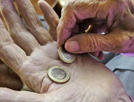 Münzgeld auf einer Hand.