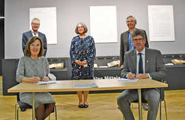 Elvira Garbes und Michael Jäckel unterzeichnen im Beisein von Michael Embach, Claudine Moulin und Lukas Clemens die Kooperationsvereinbarung zwischen Wissenschaftlicher Bibliothek und Universität.