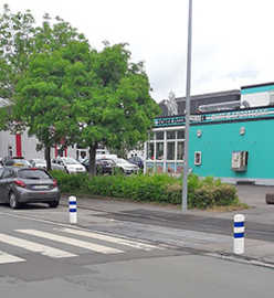 Die Balisetten in der Tessenowstraße in Heiligkreuz. Die Autofahrer sollen damit zusätzlich auf Fußgängerüberwege aufmerksam gemacht werden.