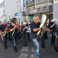 Mit Musik geht es durch die Fußgängerzone Triers.