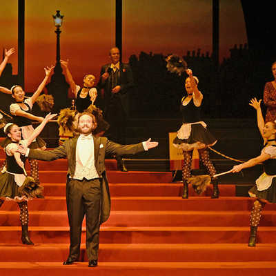 Bei der Operette „Die lustige Witwe“ ist unter anderem Carl Rumstadt auf der Bühne im Großen Haus des Theaters zu sehen. Foto: Martin Kaufhold
