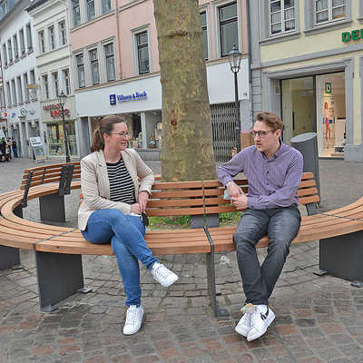 Die Sitzbank „Binga“ gehört zur Produktpalette im neuen Leitfaden für das Stadtmobiliar. Sie findet sich bereits an einigen Stellen in Trier, wie hier in der runden Version an der Ecke Simeon- und Glockenstraße.