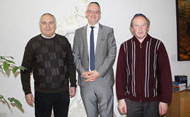 OB Wolfram Leibe (Mitte) mit Reznit Arkadij (l.) und Leonid Barkan von der jüdischen Gemeinde bei dem Fototermin in seinem Büro im Rathaus.