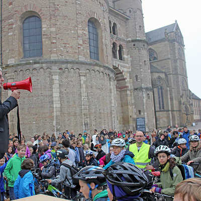 Baudezernent Andreas Ludwig verspricht beim Rad-Aktionstag auf dem Domfreihof, Trier fahrradfreundlicher zu machen. 