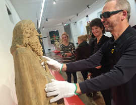 Bei einer Führung für Sehbehinderte im Stadtmuseum ertastet Karl Kohlhaas die mittelalterlichen Heiligenfiguren der Steipe am Hauptmarkt