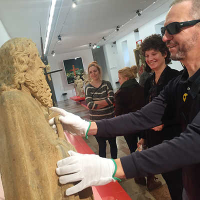 Die Angebote für blinde Besucher im Stadtmuseum sprechen alle Sinne an. Hier ertastet Karl Kohlhaas die mittelalterlichen Heiligenfiguren der Steipe am Hauptmarkt. Archivfoto: Christopher Ledwig