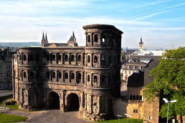 Ansicht der Porta Nigra im Sonnenlicht von Norden