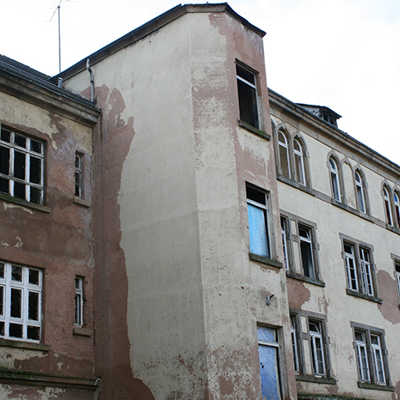 Der Frust vieler Bewohner von Trier-West hängt auch damit zusammen, dass das Haus Gneisenaustraße 33-37 im Unterschied zum Jobcenter und dem Haus des Jugendrechts immer noch nicht saniert ist.