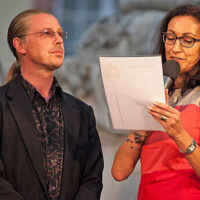 Hiltrud Zock, Vorsitzende des Fördervereins des Trierer Theaters, verliest die Preisurkunde für Sven Grützmacher. 