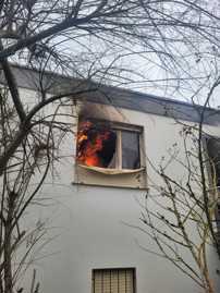 Das Foto zeigt ein Fenster des Bungalows. In dem Raum sind deutlich Flammen zu erkennen. 