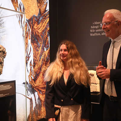 In den beiden Museen gibt es über 400 Ausstellungsstücke, von denen viele aus renommierten Museen aus aller Welt stammen. Dieser Bronzekopf einer lebensgroßen Statue Marc Aurels stammt aus dem Janus Pannonius Museum im ungarischen Pécs. Eine Leihgabe, für die sich Oberbürgermeister Wolfram Leibe direkt bei der ungarischen Konsulin Valentina Töreki bedanken konnte. 