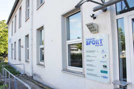 Teilansicht des Gebädues der Sportakademie an der Herzogenbuscher Straße