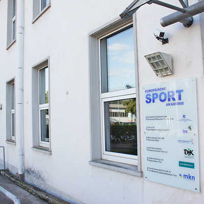 Seit 1997 hat die Europäische Sportakademie ihren Sitz in einem früheren Kasernengebäude an der Herzogenbuscher Straße.
