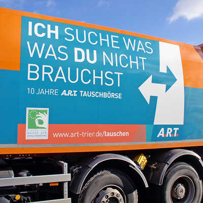 33 Abfallsammelfahrzeuge des A.R.T. sind in Trier und im Landkreis Trier-Saarburg mit dem Slogan „Ich suche was, was du nicht brauchst“ unterwegs und werben für die A.R.T. Tauschbörse. Foto: A.R.T.