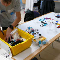 Legobauteile in eier Kiste