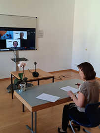 Bürgermeisterin Garbes unterzeichnet die Zielvereinbarung im Rahmen einer Videokonferenz in Trier und Dr. Lea Schütze in München. 