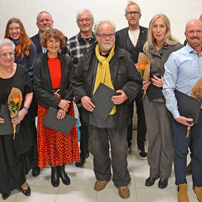 Kulturdezernent Markus Nöhl (r.) mit den Preisträgerinnen und Preisträgern des städtischen Kulturpreises sowie den Gewinnerinnen des Literatur-Förderpreises der Stadt.