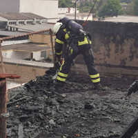 Feuerwehrmann mit Atemschutzausrüstung im Einsatz.