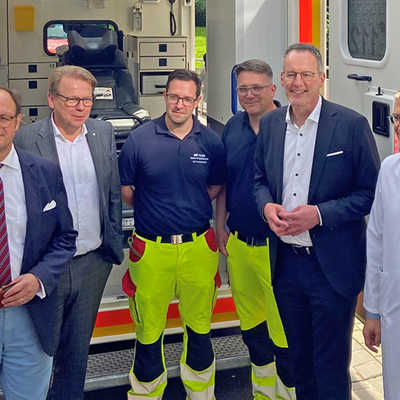 Sie freuen sich über die Einführung des Telenotarztes in Trier: Dezernent Ralf Britten, Markus Leineweber (Brüderkrankenhaus), Mitarbeitende des Rettungsdiensts, Innenminister Michael Ebling und Chefarzt Professor Tim Piepho (v. l.).