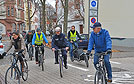 Radfahrer dürfen in der frisch markierten und beschilderten Fahrradstraße – wie hier an der Ecke Eberhard- und Nikolausstraße – nebeneinander die gesamte Breite der Fahrbahn nutzen.